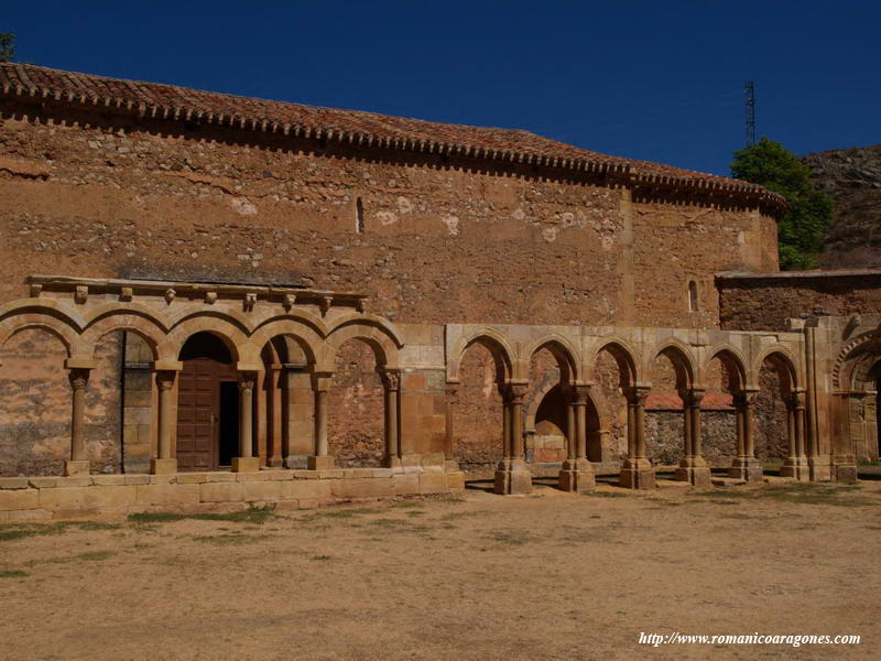 CRUJA NORTE Y FACHADA SUR DEL TEMPLO